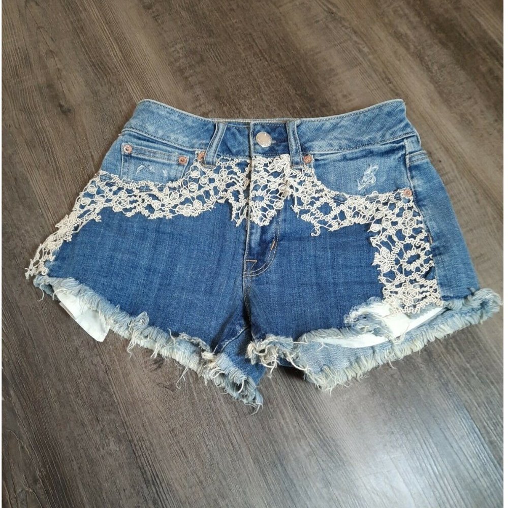 American Eagle Light Blue Distressed Crochet Lace High Rise Short Jeans SZ 2